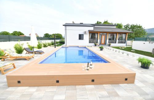 Sinj House | Palomino house
