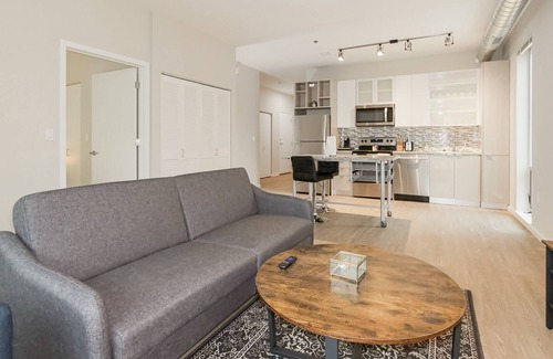 Crossroads Arts District Condo | Pamper Yourself w/ Upscale Accommodation and Breathtaking Rooftop Amenities 402