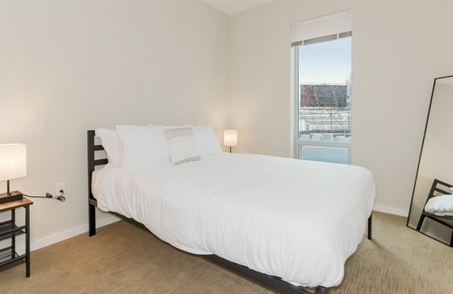 Crossroads Arts District Condo | Pamper Yourself w/ Upscale Accommodation and Breathtaking Rooftop Amenities 402