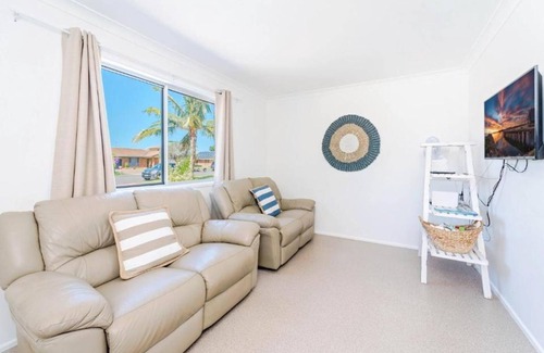 Yamba House | Pandanus | Spacious Waterfront Escape