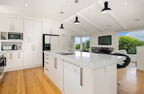 Queenstown House | Panorama Views | Central Majestic Mountain Vistas