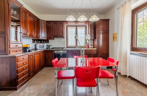 Neive House | Panorama villa nestled among the vineyards, Langhe