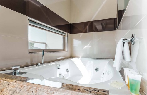 Figueretas Resort | Panoramic balcony views, double whirlpool bathtub in Life suite at Ibiza Twins
