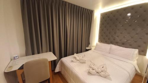 Silom Apartment | Panoramic City View Room at Silom