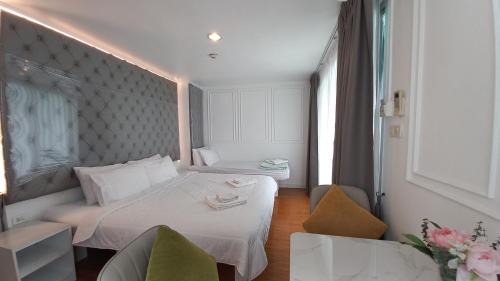 Silom Apartment | Panoramic City View Room at Silom