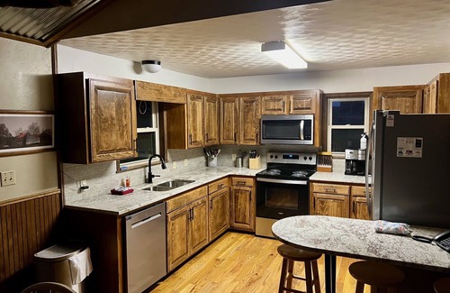 Leakey House | Panoramic Country Views ~ Wildlife, Butterflies & Birds ~ Star-gazing ~ Hiking