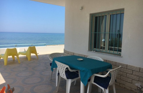 Scoglitti House | Panoramic house with veranda on the sea
