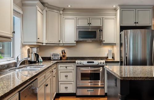 Blueberry Hill House | Panoramic Lake and Mountain Views by Harmony Whistler