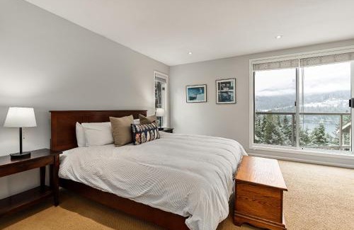 Blueberry Hill House | Panoramic Lake and Mountain Views by Harmony Whistler