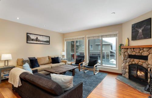 Blueberry Hill House | Panoramic Lake and Mountain Views by Harmony Whistler