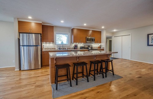 Town of Torrey House | Panoramic lake view retreat with firepit! Centrally located on Wine Trail!