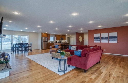 Town of Torrey House | Panoramic lake view retreat with firepit! Centrally located on Wine Trail!