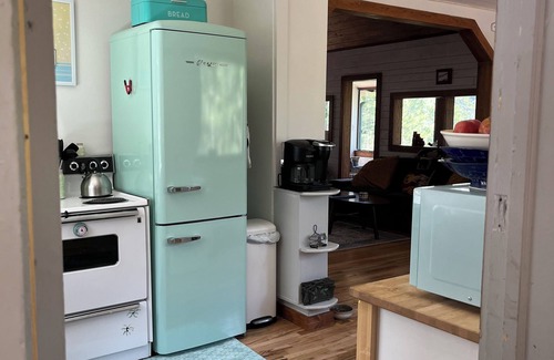 Coal Creek Cabin | Panoramic Mountain View 2-bedroom Cabin in Golden/Wondervu, WiFi