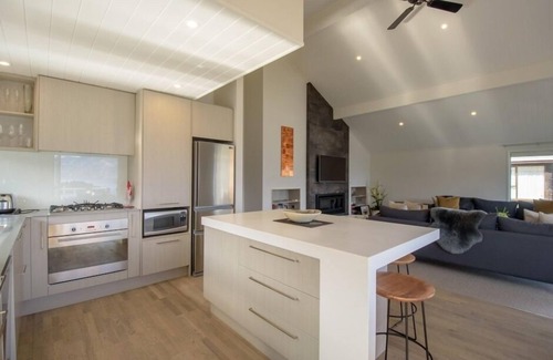 Queenstown City Centre House | Panoramic Queenstown Holiday Home, stunning lake & mountain views, walk to town.