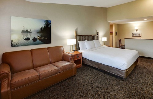 Peoria Hotel | Panoramic Riverside Views from Spacious Suites in a Rustic Atmosphere