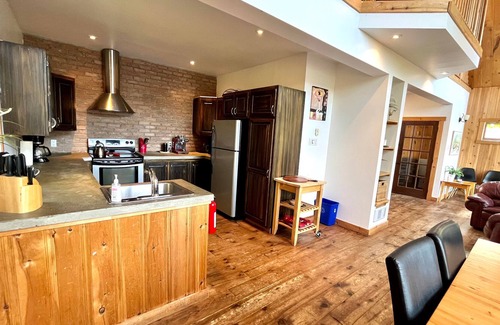 Chertsey House | Panoramic View Waterfront Chalet and Spa