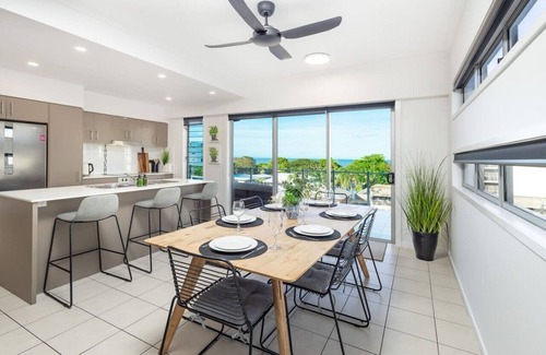 Cairns Central Business District Apartment | Panoramic views 3BR Cairns City Apartment