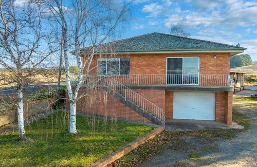 Canobolas House | Panoramic Views on Pinnacle - 3 Bedroom Farm Stay