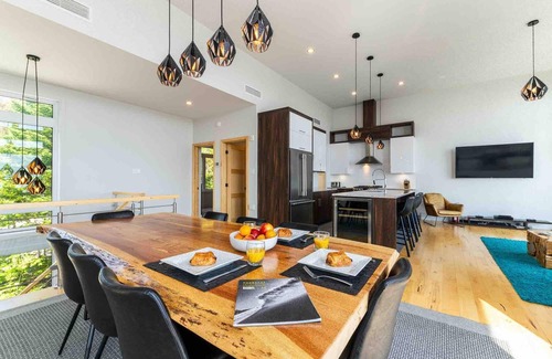 Petite-Riviere-Saint-Francois Ski Chalet | Panoramique 57: Stunning Views & Spacious Comfort