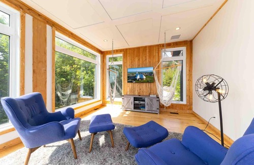 Petite-Riviere-Saint-Francois Ski Chalet | Panoramique 57: Stunning Views & Spacious Comfort