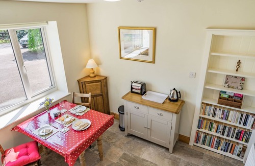 Llandefeilog Cottage | PANT Y CWTSH, pet friendly, with a garden in Kidwelly