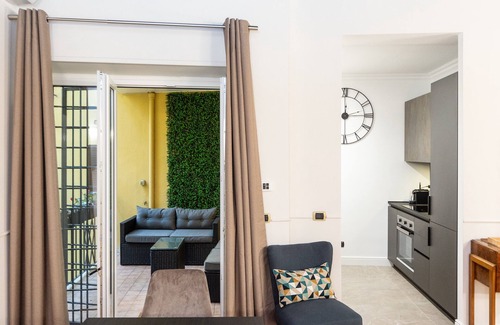 Rione III Colonna Apartment | Pantheon Apartment with Terrace