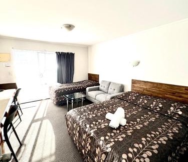 Papakura Hotel | Papakura Pioneer Motor Lodge & Motel