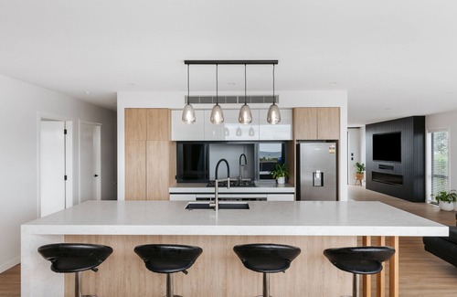 Papamoa Beach House | Papamoa Beach Coastal Oasis. Heated Pool, Sauna, Spa & Games room. Up to 20 Ppl