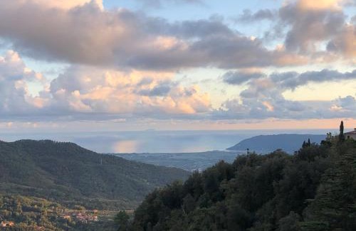 Fosdinovo Apartment | Papiriana la casa del borgo breathtaking sea wiew