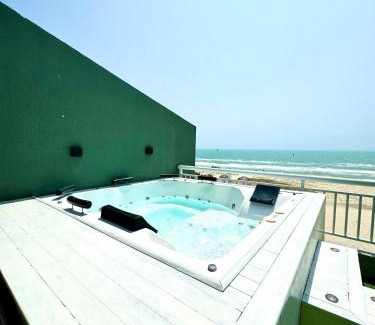 Porto das Dunas Apartment | Paraíso Beach - Terramaris - Cobertura duplex frente mar, pé na areia, próximo ao Beach Park