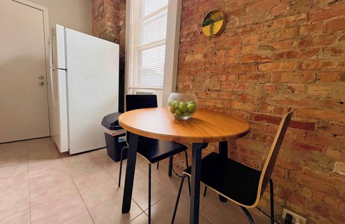 Sheffield and DePaul Apartment | Paradise 1BR Apt in Lincoln Park