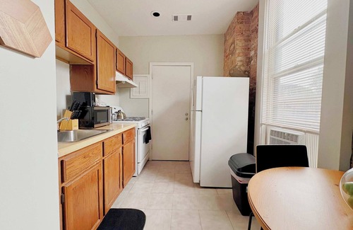Sheffield and DePaul Apartment | Paradise 1BR Apt in Lincoln Park