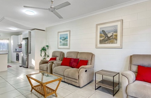 Nelly Bay Apartment | Paradise Apartments 2 - Nelly Bay Beach at your door!