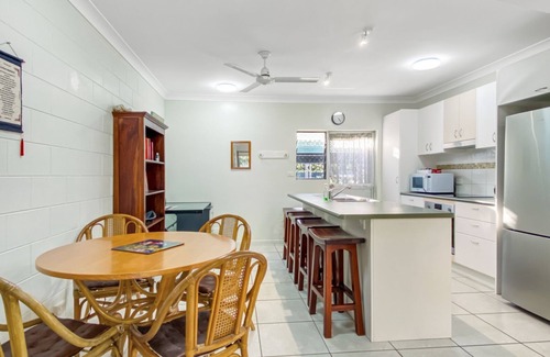 Nelly Bay Apartment | Paradise Apartments 2 - Nelly Bay Beach at your door!