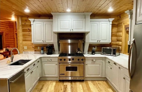 Eagle Harbor House | Paradise at Great Sand Bay -2-bedroom log house with AC, WiFi in Eagle Harbor
