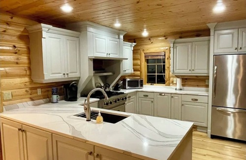 Eagle Harbor House | Paradise at Great Sand Bay -2-bedroom log house with AC, WiFi in Eagle Harbor