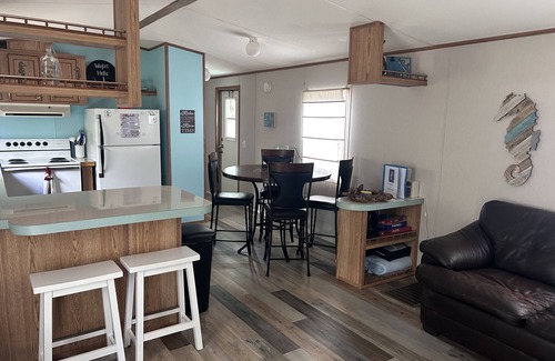 Weeki Wachee Gardens House | Paradise awaits you on the river.