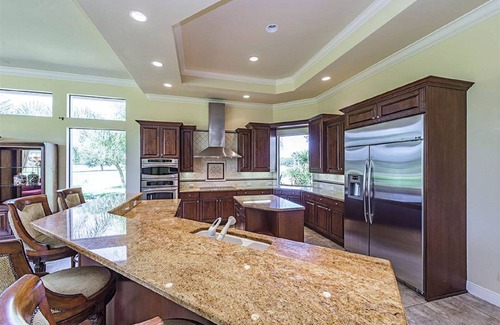 Twin Eagles House | Paradise awaits you for your and your fur babies!
