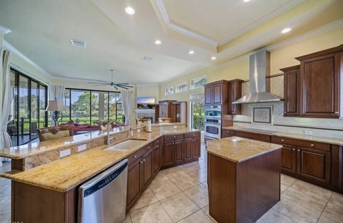 Twin Eagles House | Paradise awaits you for your and your fur babies!