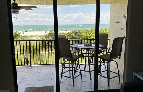 Marco Island Condo | ๐๏ธ Paradise Beckons! 2BR 2BA Sea Winds Beachfront! ๐๏ธ