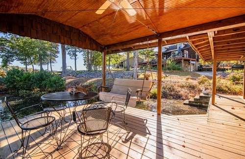 Henrico House | Paradise Cove Beautiful Log Cabin on Lake Gaston NC