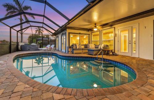 Caloosahatchee House | Paradise Found! Direct Gulf Access, Kayaks, Heated Pool, Hot Tub - Sky Palms Villa - Roelens
