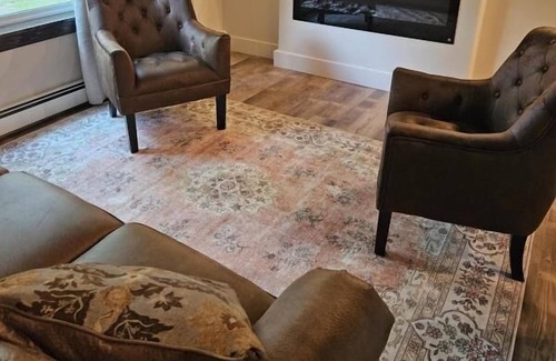 Gardiner House | Paradise Found! Heated Pool, Onsite Parking, Close to Gardiner Downtown