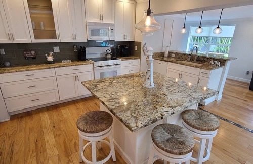 Bradenton House | Paradise Found w/Heated Pool, patio, + Bbq & min. to beach.