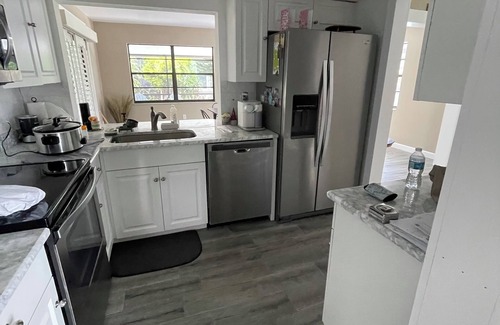 Venice Groves House | Paradise Home! with your own private sanctuary. .3-bedroom house!