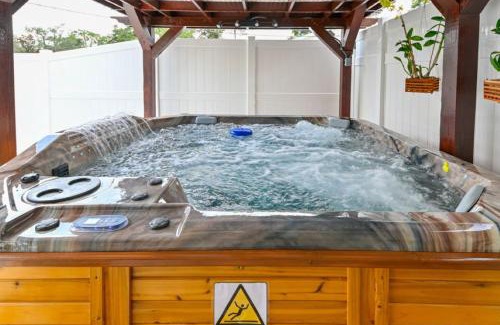 Limona Improvement House | Paradise in Brandon with luxurious 6 person Spa