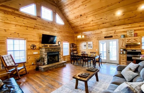 Broken Bow Cabin | "Paradise in the Woods" luxury cabin on Private shared fishing Pond!