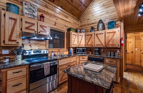 Broken Bow Cabin | "Paradise in the Woods" luxury cabin on Private shared fishing Pond!