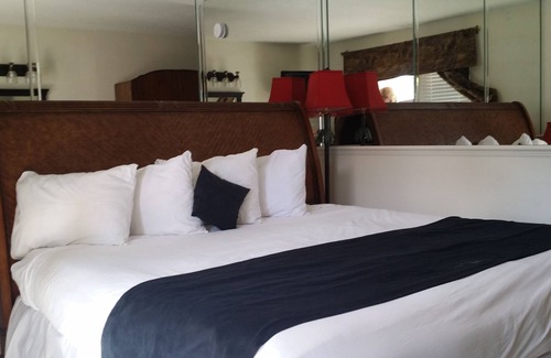 Lutz Hotel | Paradise Lakes Resort, Clothing Optional Resort - Adult Only
