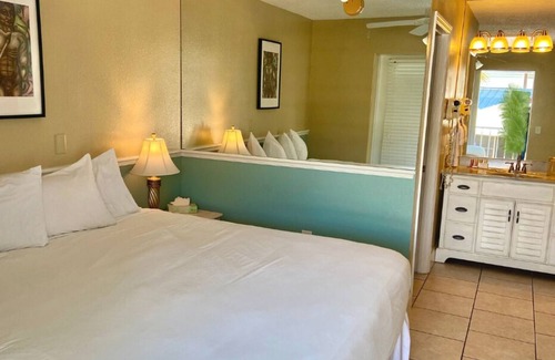 Lutz Hotel | Paradise Lakes Resort, Clothing Optional Resort - Adult Only